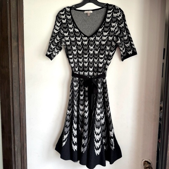 Roz & Ali Dresses & Skirts - Roz & Ali Fit and Flare Short Sleeve Knit Sweater Midi Dress
